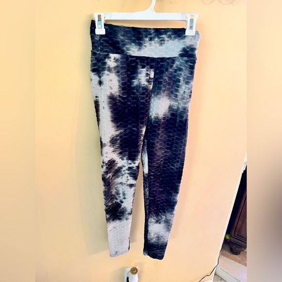 Leggings body contouring size small! Gym, workout and every day wear! - Picture 2 of 7